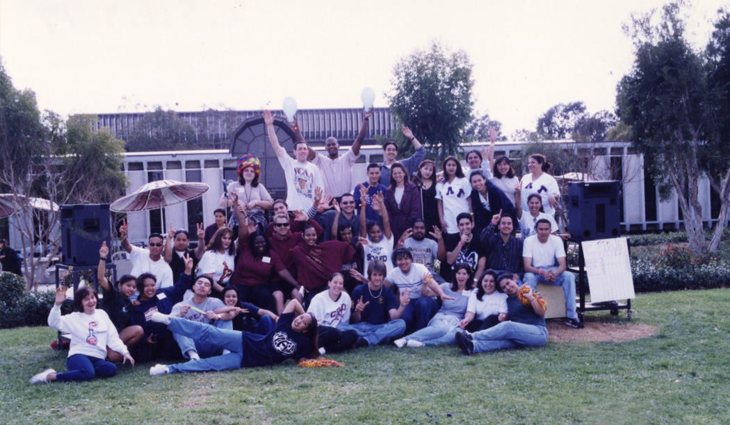 Large student group in front of Union, 1997